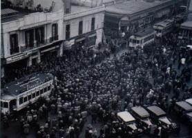 Concentración callejera en la campaña electoral de Hipólito Yrigoyen, 1928. En blanco y negro.