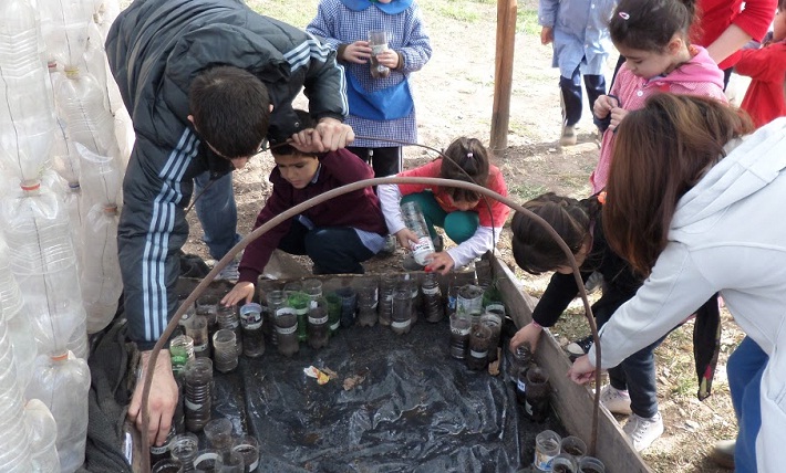 Alumnos de Educacion Inicial siembran semillas en el jardín de infantes.