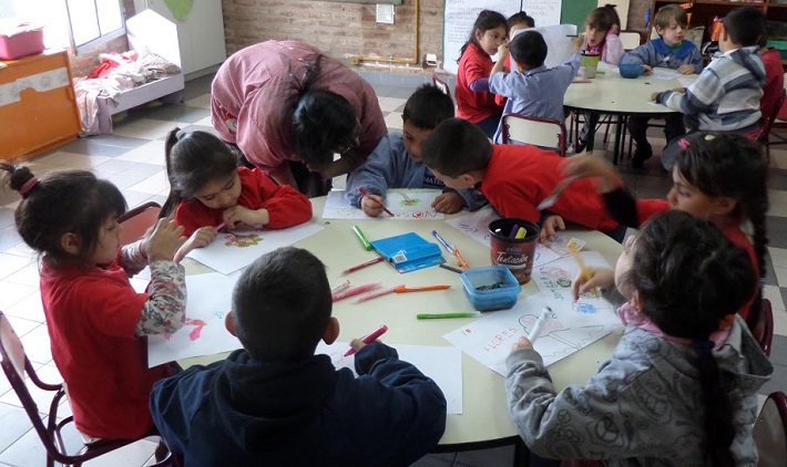 Alumnos de Inicial realizan dibujos sobre los beneficios de los árboles.