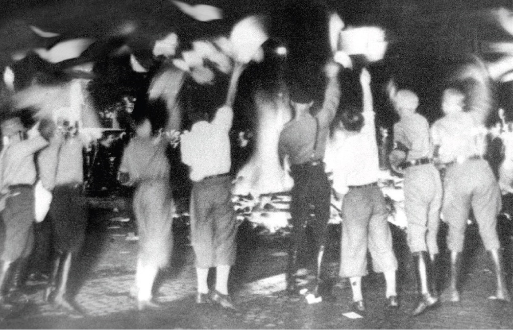 El Holocausto en 10 láminas. Guía para el educador. Museo del Holocausto Shoá”. Fundación Memoria del Holocausto. Buenos Aires, Argentina.