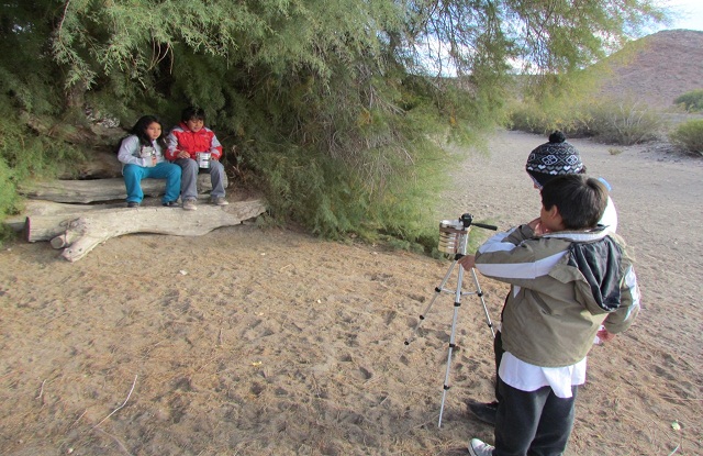 Alumnos de la escuela Nº 128 sacando fotografías