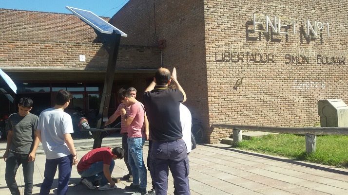 Estudiantes de la Escuela Técnica N.° 1 Libertador Simón Bolívar probando el cargador solar