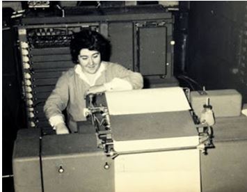 Ida Bianchi en 1959, operando una tabuladora en el Banco Francés e Italiano para la América del Sud.