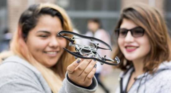 Estudiantes con un dron.
