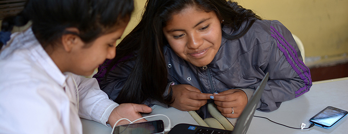 Dos alumnas con una computadora