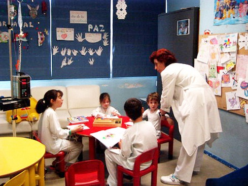 Docente con estudiantes en la sala de un hospital