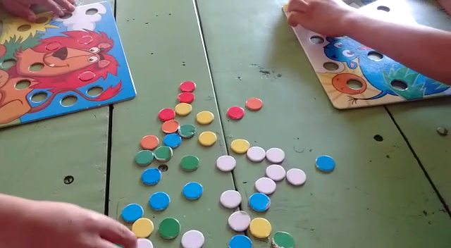 Niños jugando a rompecabezas en el aula satélite de la Escuela 554 (Misiones).