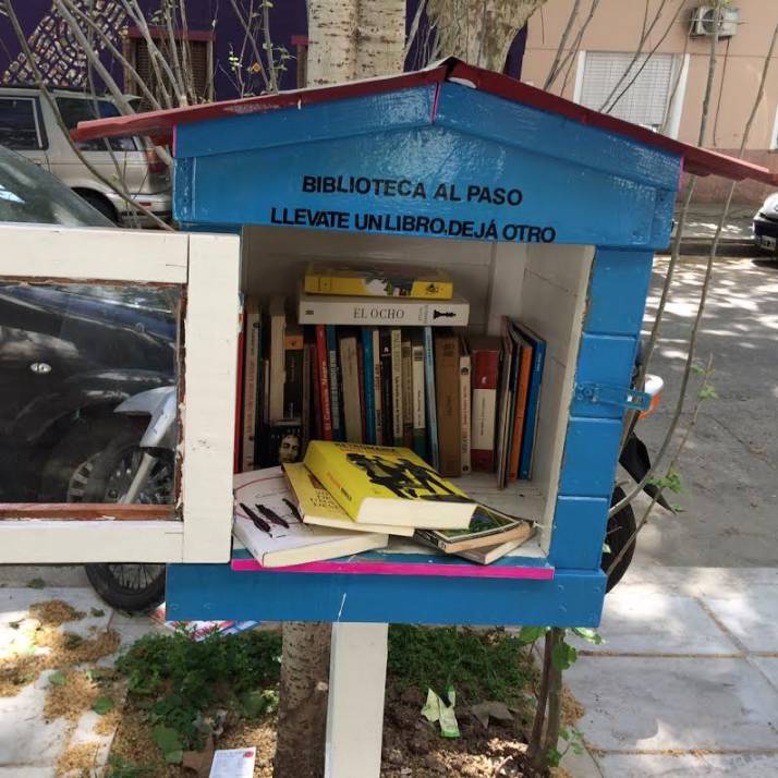 Una docente creó una biblioteca al paso en su barrio