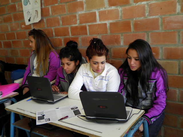 Alumnas con sus netbooks