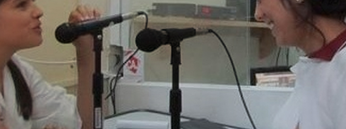 Dos estudiantes haciendo radio en la escuela