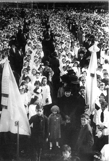 Desfile de escolares en el Parque Centenario, 1925.