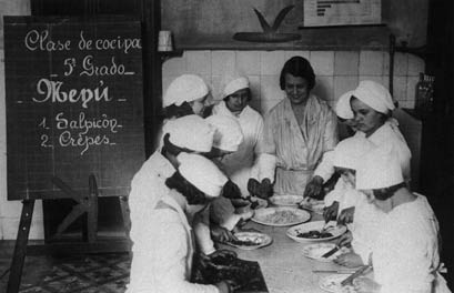 Clase de cocina en 5° grado.1933.