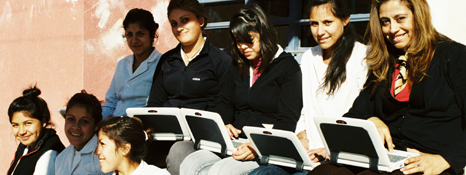 Grupo de jóvnes etudiantes utilizando netbooks