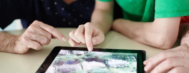 persona utilizando una tableta.