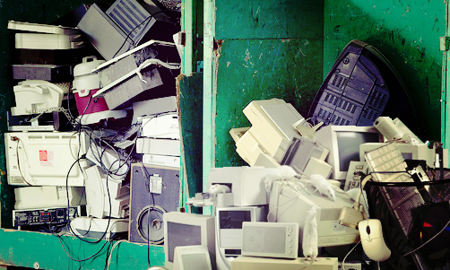 Artefactos electrónicos tirados como basura