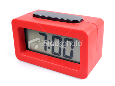 Imagen de reloj digital que indica las 7:00 horas.
