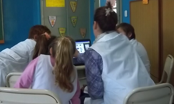 La docente, Rosalía Díaz, y sus alumnos crearon su propio video