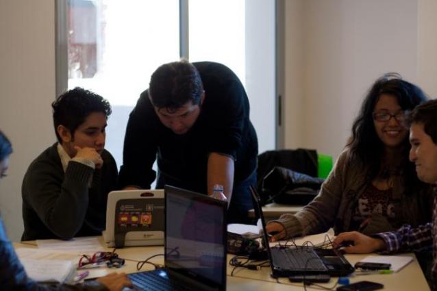 Estudiantes de Ingeniería en Informática de a Universidad Nacional de Avellaneda, utilizando las netbooks que recibieron en la e