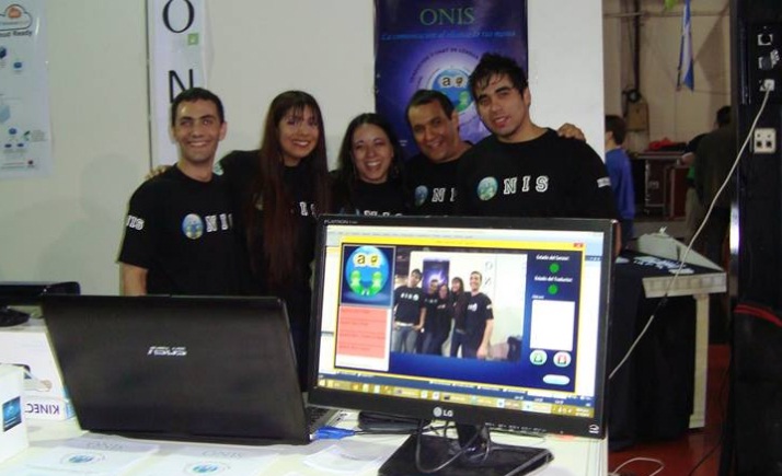 Estudiantes de UNLaM que desarrollaron Onis