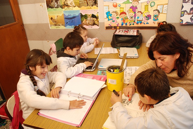 Estudiantes trabajando con netbooks - Educación Especial