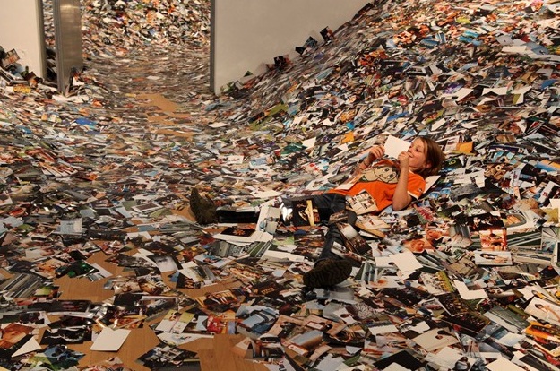 «Fotografía en abundancia» es una instalación del artista holandés Erik Kessels