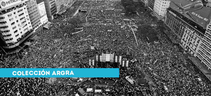 Fotografía blanco y negro de manifestación en laavenida 9 de julio. Ciudad de Buenos Aires