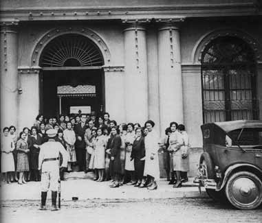 Maestras reclaman por sueldos atrasados. San Juan, 1931.