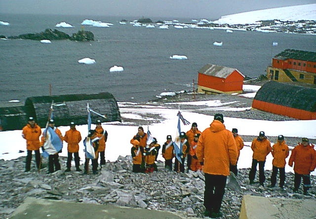 Alumnos abanderados en la escuela Nº 38 en Base Esperanza (2002)