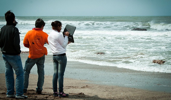 Estudiantes con netbooks en el mar