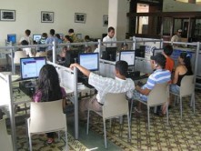 Fotografía de alumnos trabajando con sus computadoras en el aula.
