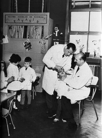 Alumnos de jardín reciben la vacunación antipolio. 1966.