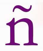 Una gran letra eñe en color violeta.