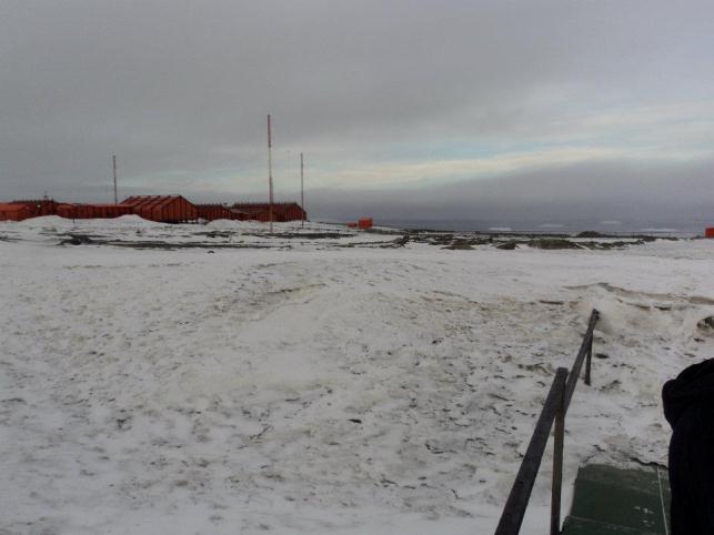 La base Marambio bajo un cielo nublado y gris. Alrededor, todo es blanco. 