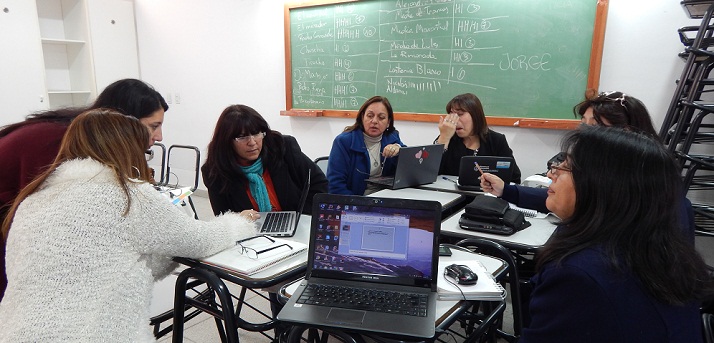 Docentes trabajando