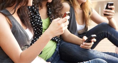Adolescentes usando celulares