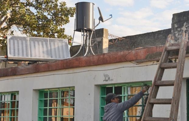 Alumnos y docentes de la escuela técnica Nº 468 de Rosario fabricaron un termotanque solar 