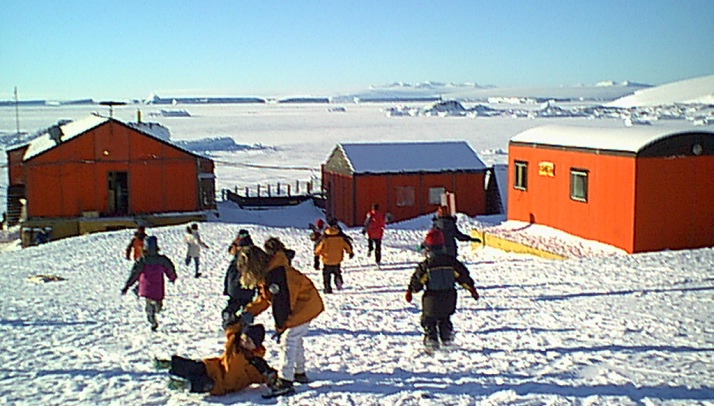 Alumnos juegan en la única escuela de la Antártida (2002)