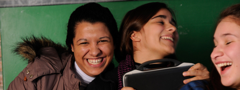 Estudiantes con una computadora riéndose