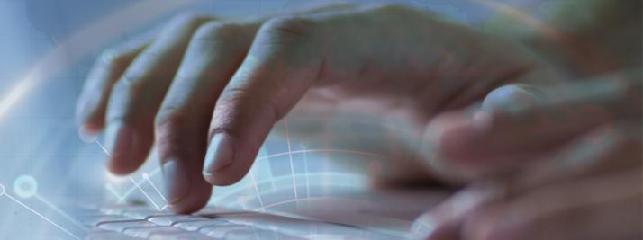 Manos sobre un teclado de computadora
