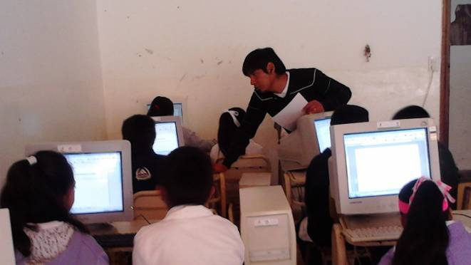 Alumnos de una escuela primaria de Jujuy utilizan las computadoras de e-basura
