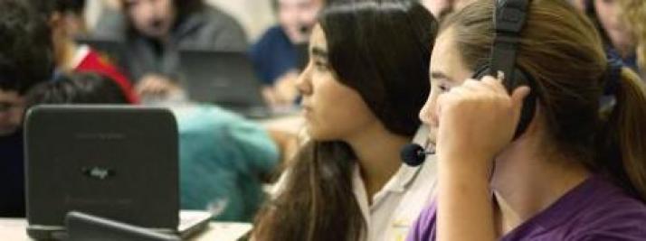 Chicos y chicas con netbooks