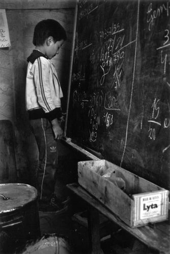 Fotografía de niño frente aun pizarrón