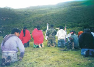 indigenas en ritual