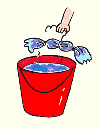Dibujo de mano introduciendo remera y papel atada con hilo en un balde con agua