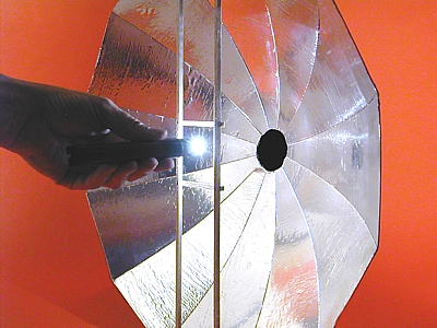 Una lmpara
 en el foco convierte el reflector en faro