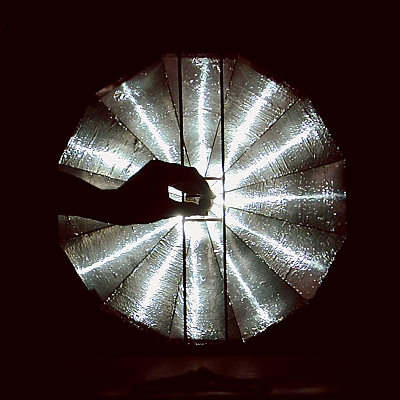 La luz reflejada
 se ve como una estrella, por qu no se ve iluminado todo el plato?